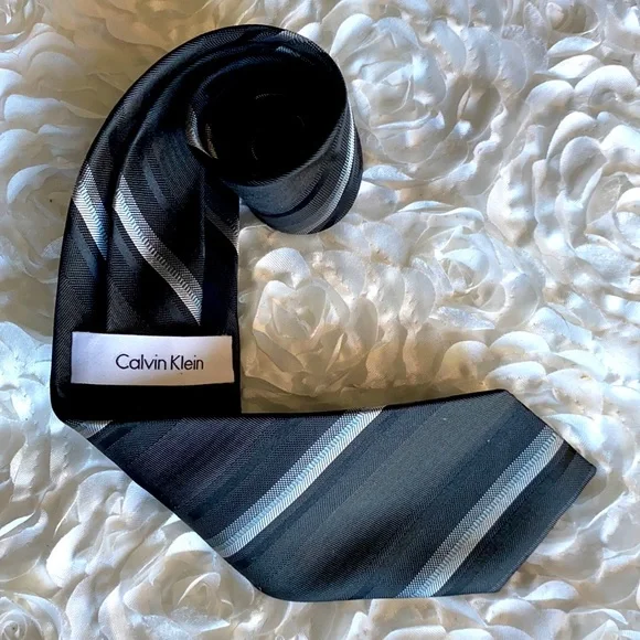 New Calvin Klein silk tie - Picture 1 of 3
